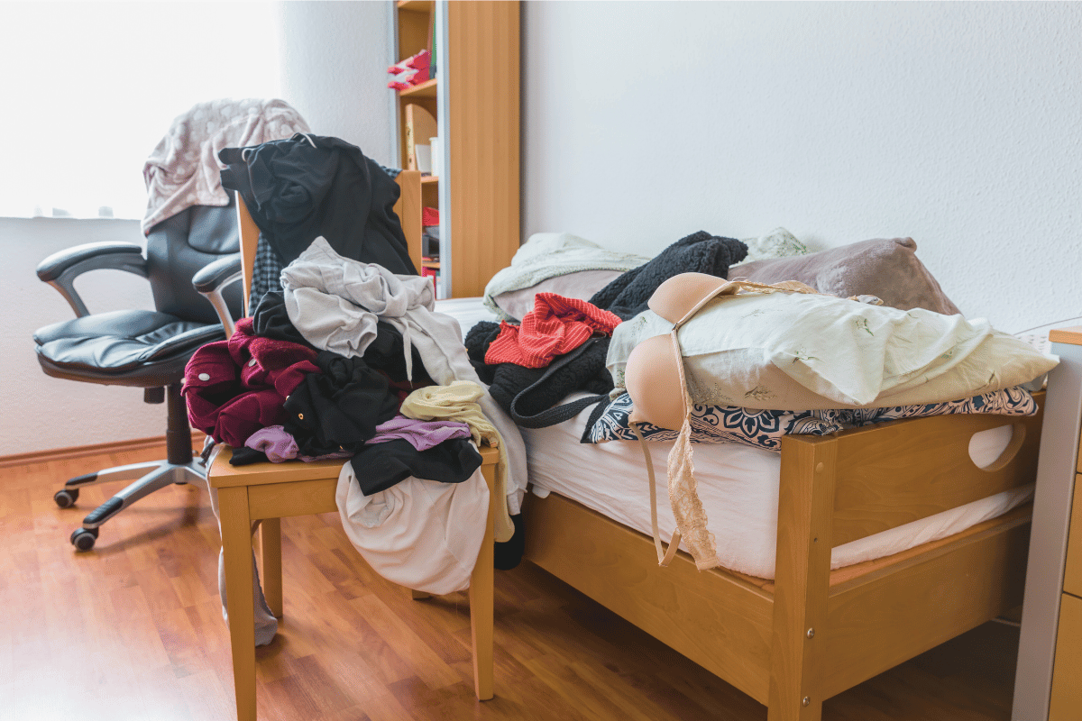 How to Clean Your Room Checklist - Pick up clothes